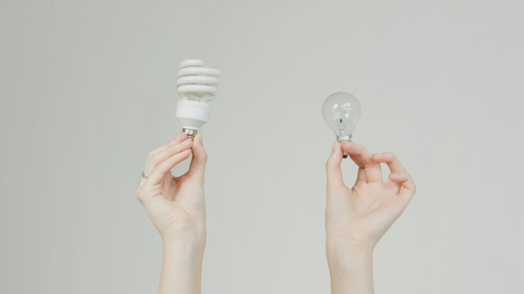 Imagen de bombilla LED: Ahorra energía en casa con el uso eficiente de bombillas LED de bajo consumo.